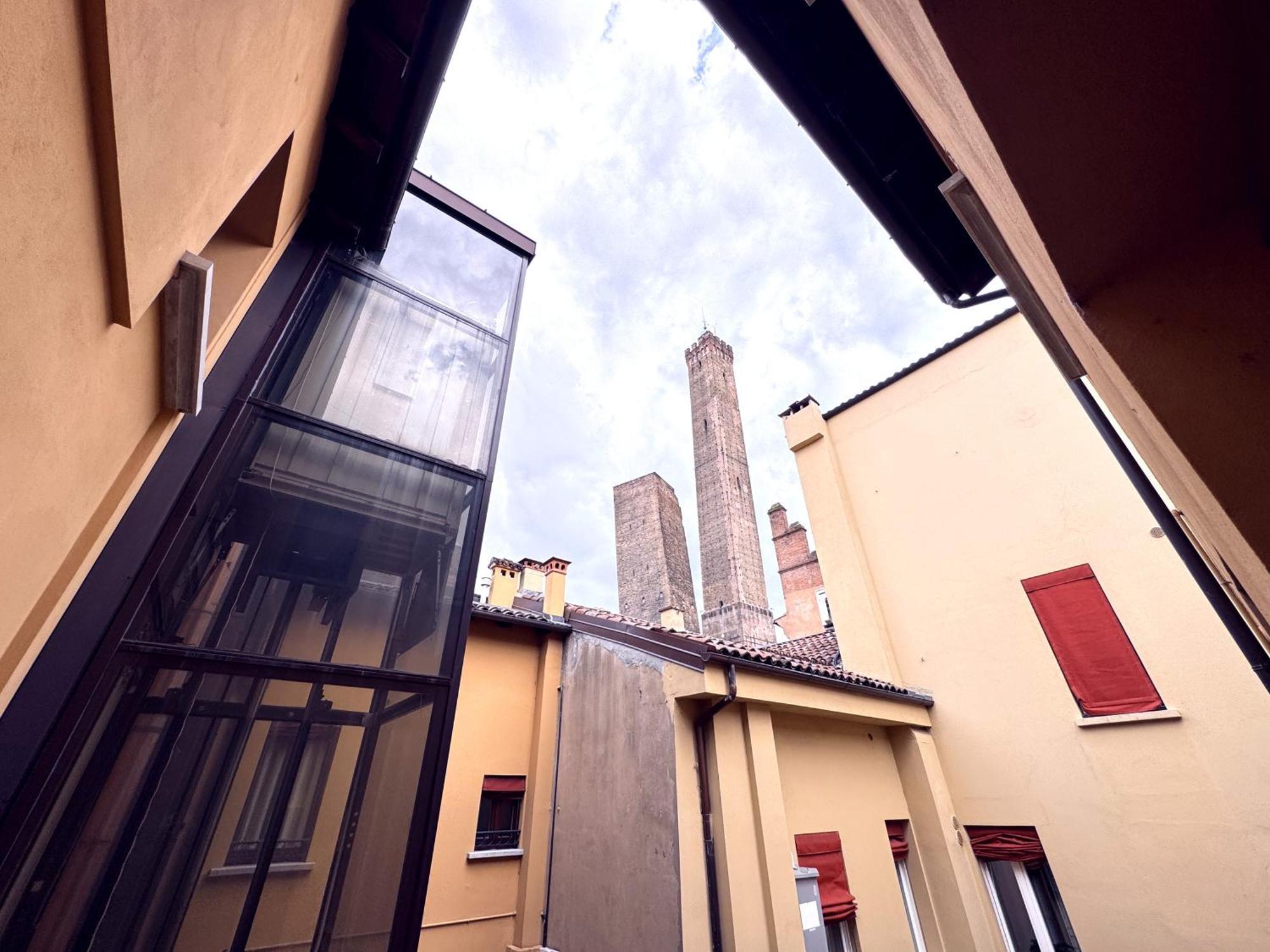Realkasa Towers View Apartment Bologna Bagian luar foto